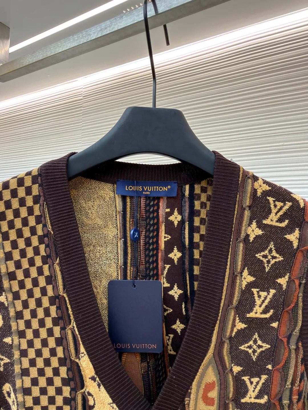 LOUIS VUITTON x Nigo jacquard knitted cardigan vest ●Original version: 13900 purchase and development ●Item number: 1681549-B45 ●Fabric: cotton fabric ●Technology: jacquard knitting ●Color: brown ●Version: fitted version ●Weight: about 330 grams ●Size: S-M-L-XL ●Description: This LOUIS VUITTON x Nigo FW25 This jacquard-knit cardigan vest has a loose fit for comfort and freedom of movement. The fabric is made of high-quality wool blend, with a soft and delicate feel, excellent warmth retention and breathability. The jacquard workmanship of the body is exquisite, with clear patterns and bright colors. It has remained firm and will not fall off after repeated washing tests. The neckline adopts a classic V-neck design, which fits the neck line and fastens tightly. The stitching on the body is even and neat, about 12 stitches per inch, ensuring a solid structure and not easily deformed. The cuffs and hem are ribbed to fit the body better while maintaining good warmth. The overall craftsmanship is exquisite and the details are well handled, reflecting the brand's strict control of quality. The combination of jacquard technology and wool blended material not only ensures the richness of the visual effect, but also enhances the overall texture and high-end sense. The overall wiring is straight and delicate, the fabric is comfortable and soft, and the color is consistent without color difference. It can be matched with the same style to create a fashionable look and control various occasions. Customized accessories, complete with three standards, same style for men and women!